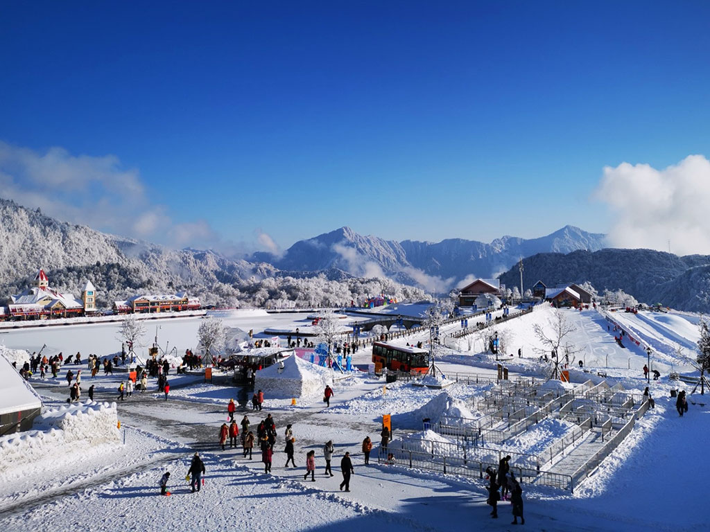 西嶺雪山運(yùn)動場.jpg