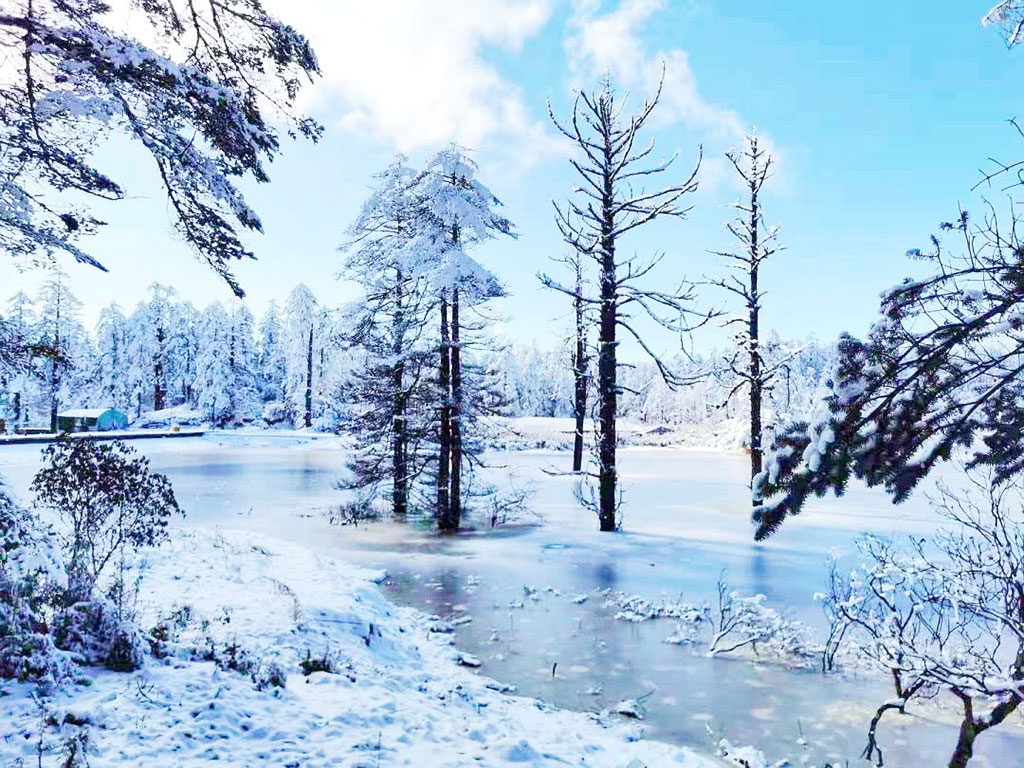 瓦屋山雪景.jpg