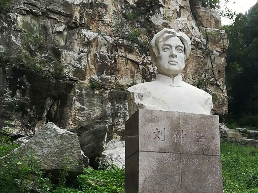 鵓鴿樓村劉仲瑩雕像.jpg